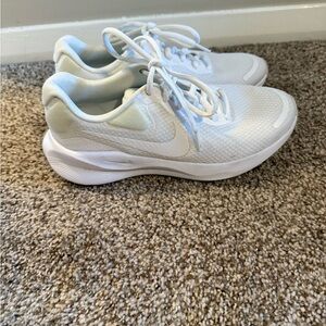 Nike White Athletic Shoes with Cushioned Midsole